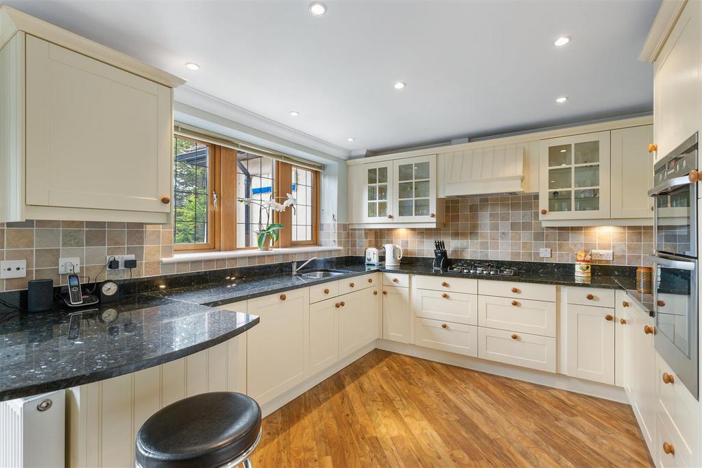 Kitchen 2.jpg
