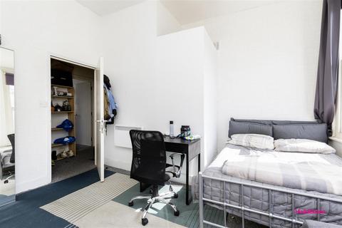 Studio to rent, Crowndale Road, London NW1