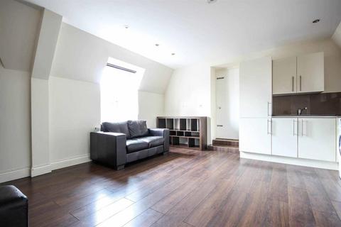 3 bedroom apartment to rent, Crescent Road, London N8