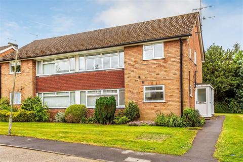 40 Master Close, Oxted, RH8 9NA
