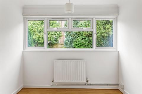 40 Master Close, Oxted, RH8 9NA