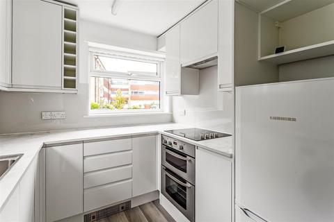 40 Master Close, Oxted, RH8 9NA