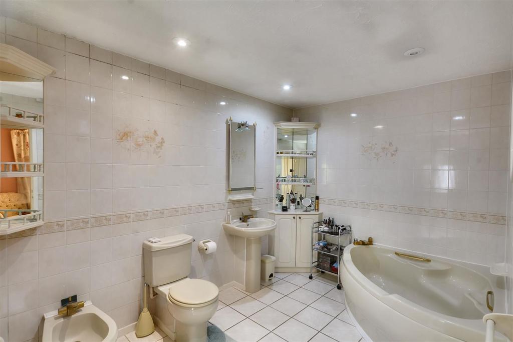 En-Suite Bathroom