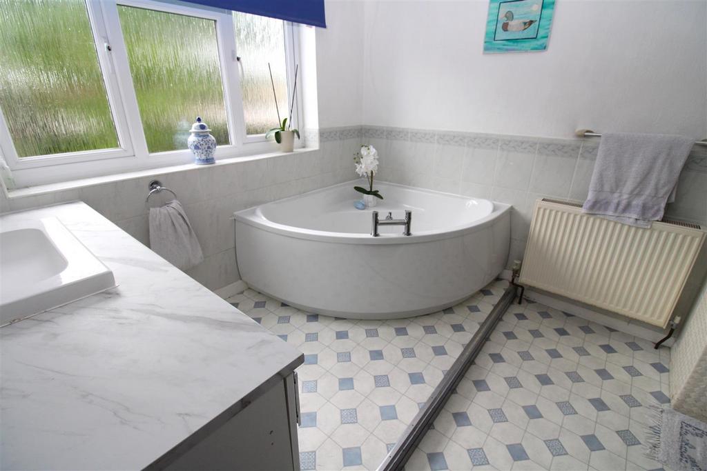 Bathroom 2.JPG