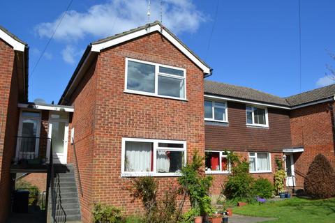 2 bedroom maisonette to rent, Alfred Road, Farnham GU9