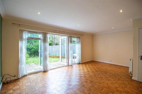 20 Barnmead, Haywards Heath, RH16 1UZ
