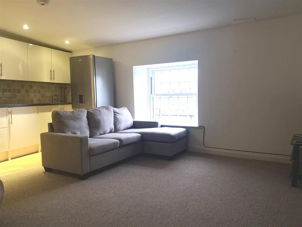 Open plan lounge/kitchen