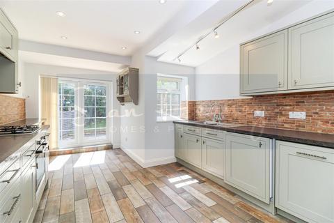 2 bedroom cottage for sale, Alston Road, Barnet EN5