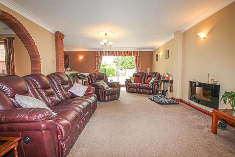 3 bedroom detached house for sale, Centre Drive, Newmarket CB8