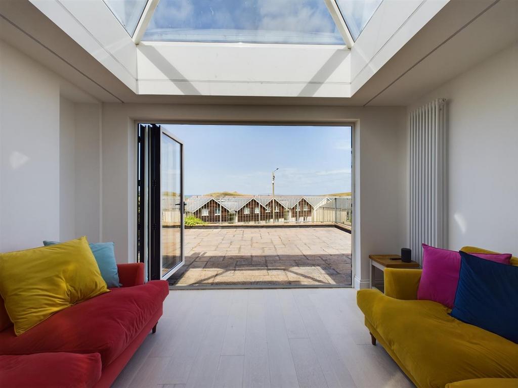 Lounge onto terrace