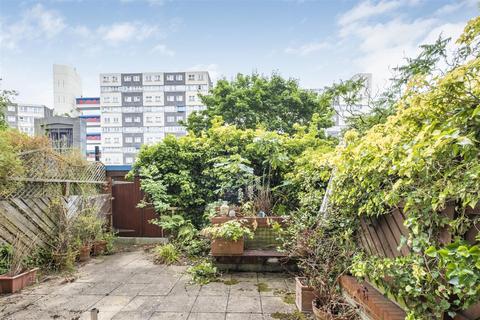 2 bedroom flat for sale, Charlotte Despard Avenue, London SW11