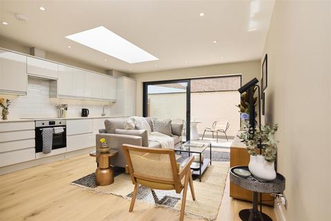 2 bedroom flat for sale, Brixton Hill, London, SW2