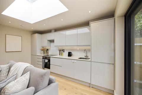 2 bedroom flat for sale, Brixton Hill, London, SW2