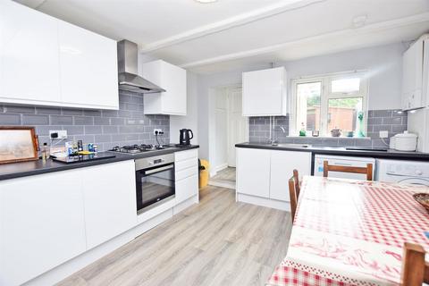 2 bedroom terraced house for sale, Station Road, Rainham,