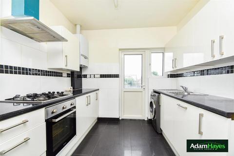 3 bedroom detached bungalow to rent, Milton Avenue, Barnet EN5