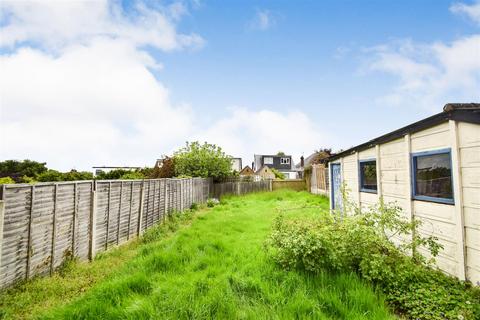 3 bedroom detached bungalow to rent, Milton Avenue, Barnet EN5