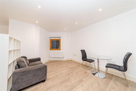 Studio to rent, Salcombe Court, 16 St. Ives Place, London, E14