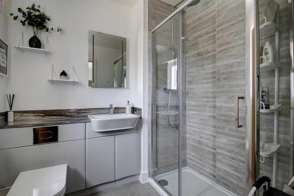 En Suite Shower Room: