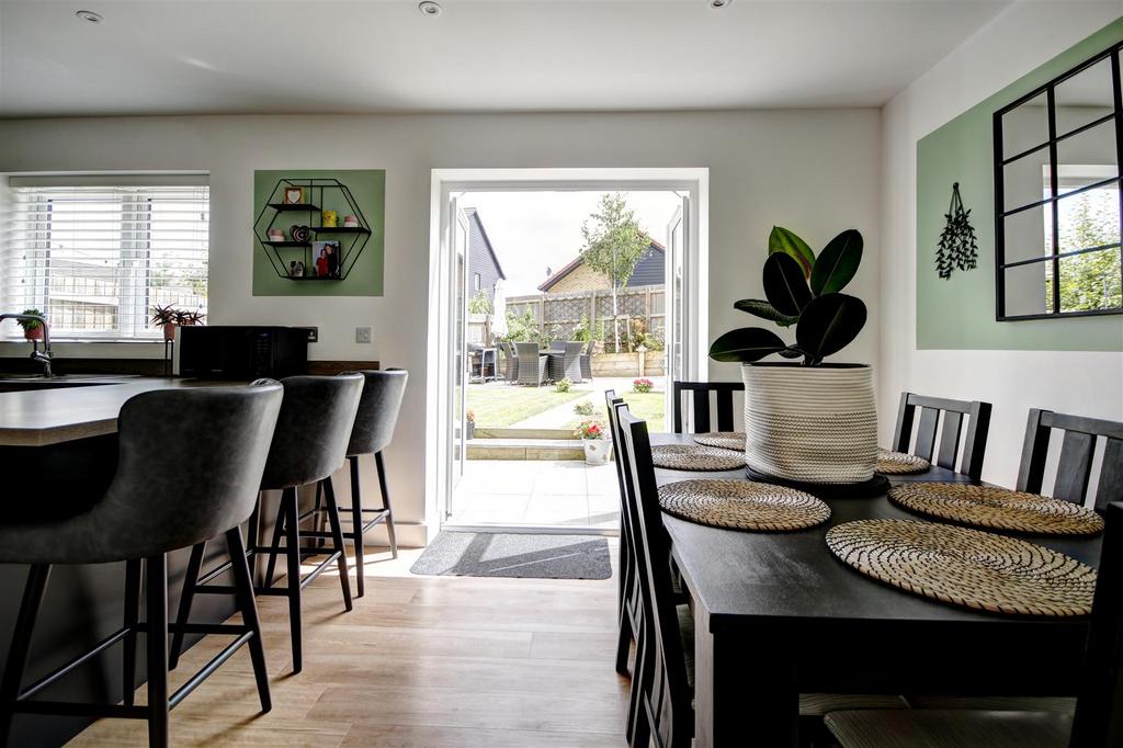 Kitchen/Dining Room: