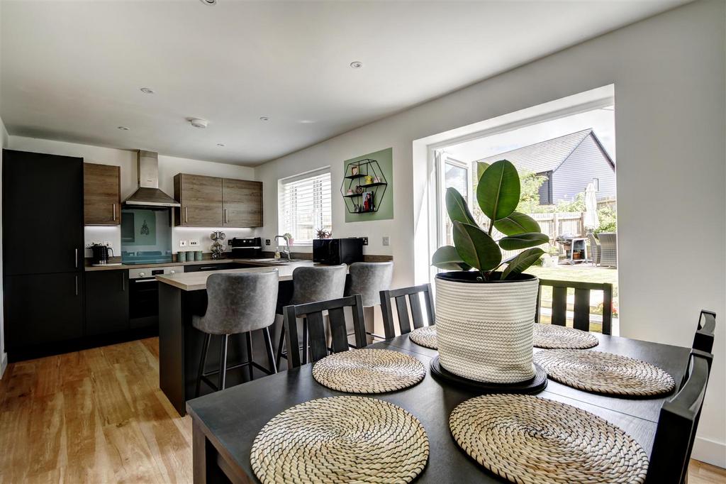 Kitchen/Dining Room: