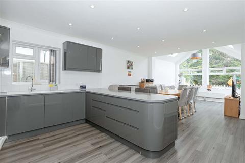 4 bedroom chalet for sale, Langbury Lane, Ferring