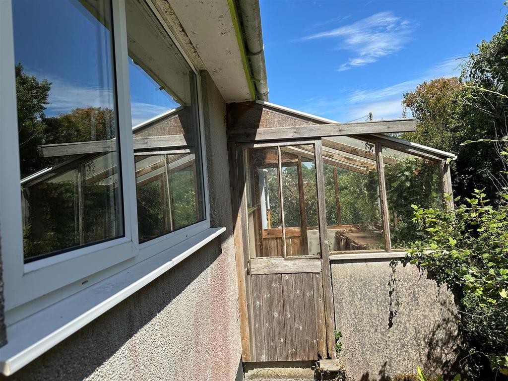 Rear Porch-Potting Area 2.jpg