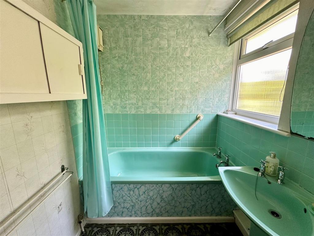 Bathroom 1.jpg