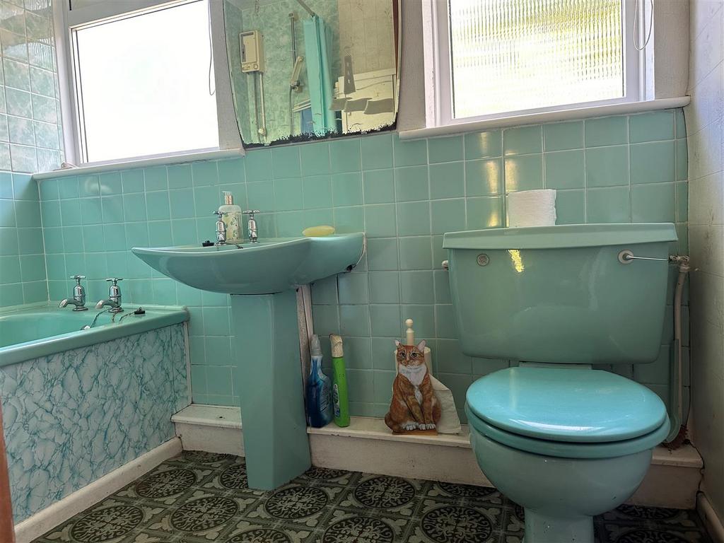 Bathroom 2.jpg