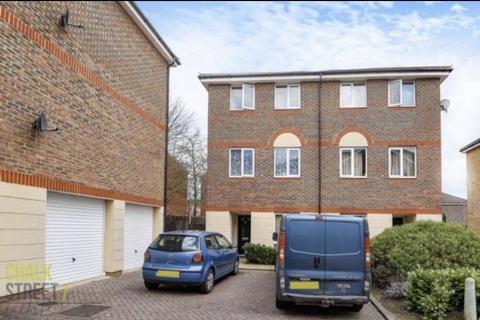 5 bedroom townhouse to rent, Quarles Park Road, Romford RM6