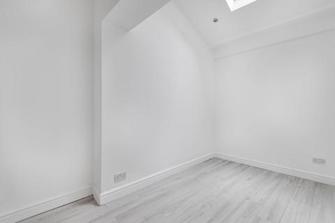 Studio to rent, Glenburnie Road