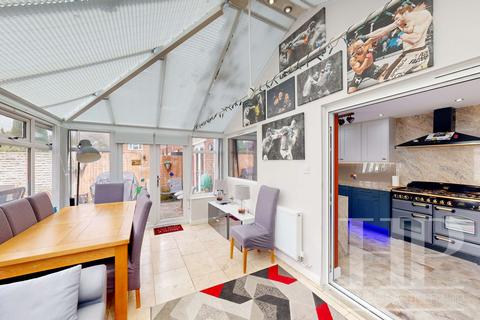 5 Buckmans Road, Crawley, RH11 7DW