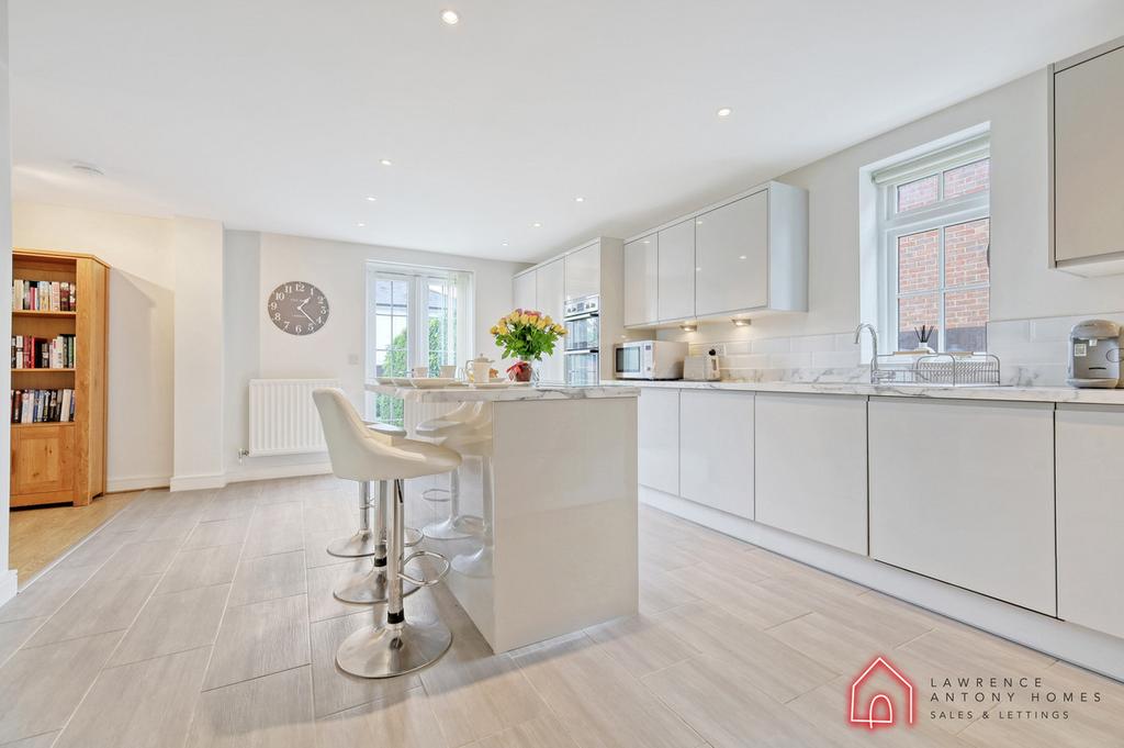 Kelso Close, Rayleigh, SS6 4 bed detached house for sale £650,000