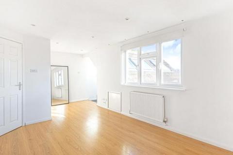 1 bedroom flat to rent, Chigwell Road, London E18