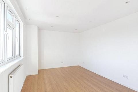 1 bedroom flat to rent, Chigwell Road, London E18