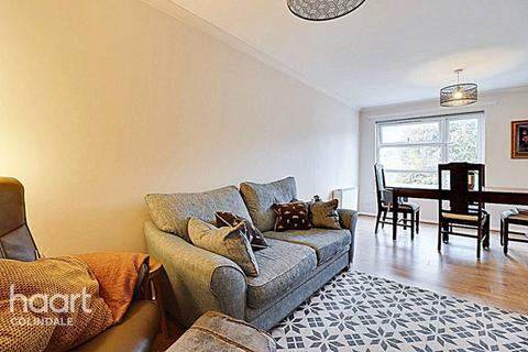 3 bedroom flat for sale, Pocklington Close, NW9