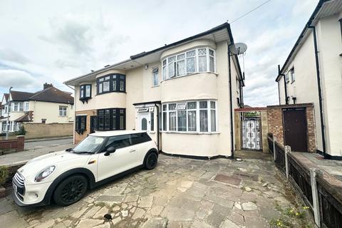 3 bedroom semi-detached house to rent, Ilford IG5
