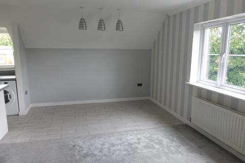 2 bedroom flat to rent, St. Lawrence Road, Upminster RM14