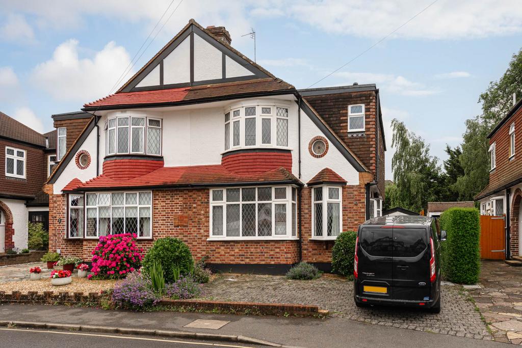 Bradstock Road, Epsom 4 bed semidetached house £2,900 pcm (£669 pw)
