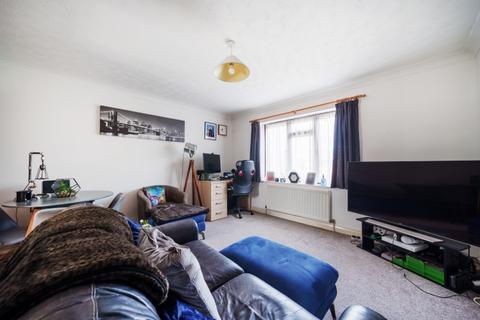 1 bedroom flat to rent, Chaffinch Close, Surbiton, KT6