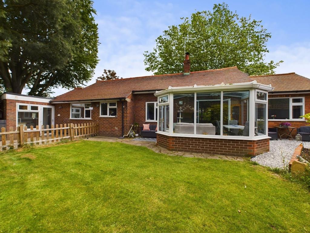 View to back of house and conservatory