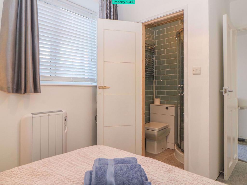 Little En-suite in bedroom 2