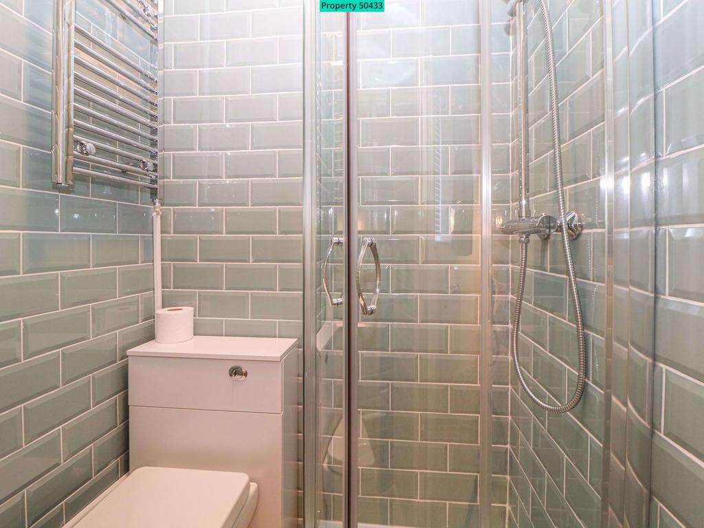 En-suite in bedroom 2