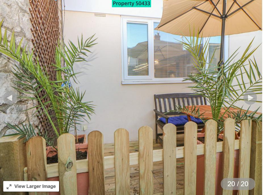 Little sitting area in the front