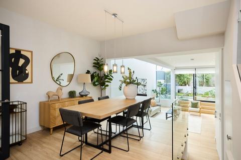 5 bedroom end of terrace house for sale, Hartismere Road, London
