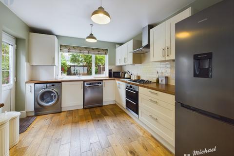 2 bedroom semi-detached house for sale, Rose Avenue, Aylesbury, Buckinghamshire