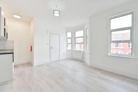 Studio to rent, Mora Road, Cricklewood, London, NW2