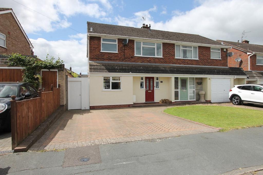 Leavale Road, Norton, Stourbridge, DY8 4 bed semidetached house for