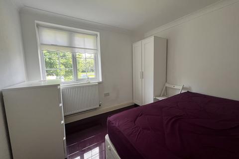 4 bedroom flat share to rent, Barnet Road, Potters Bar, Hertfordshire, EN6