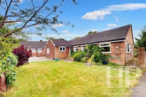 3 bedroom detached bungalow to rent, Yew Tree Road, Horley RH6