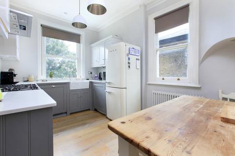 2 bedroom property to rent, North Side Wandsworth Common, London SW18